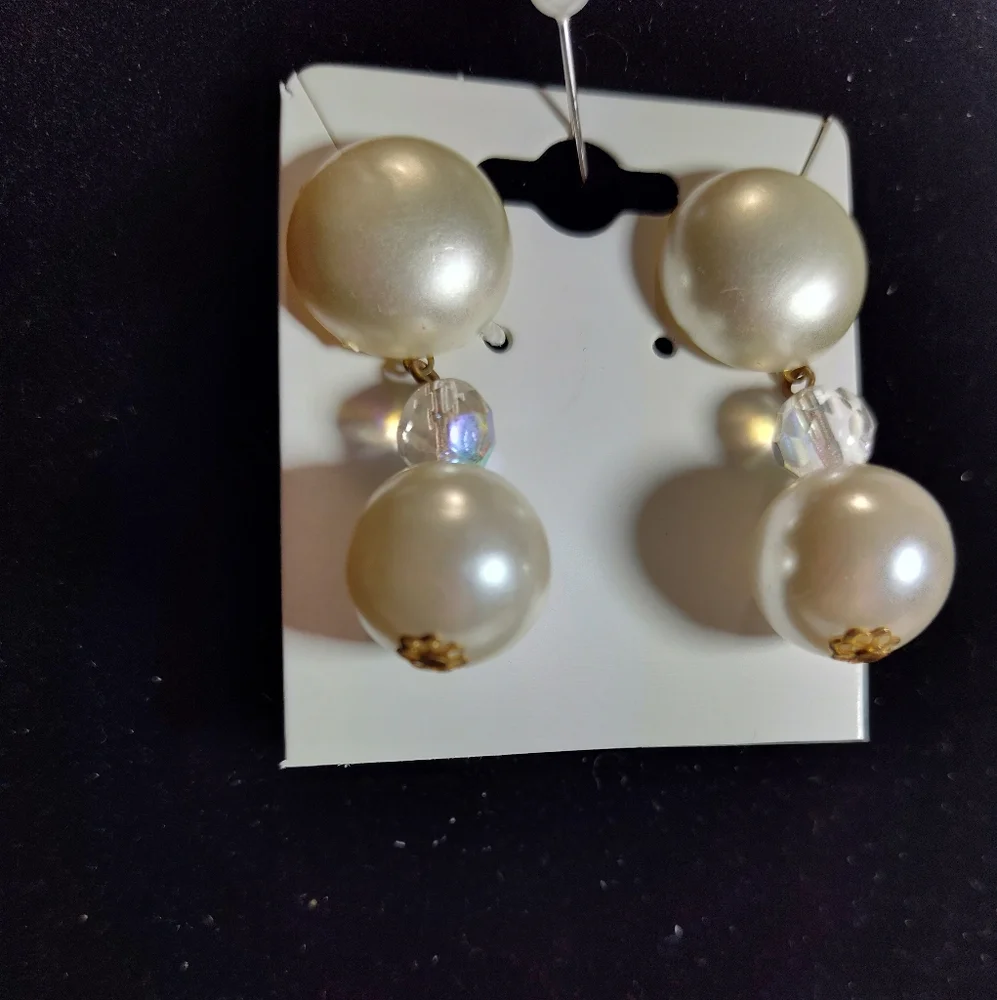 Elegant Pearl Drop Earrings. NWOT